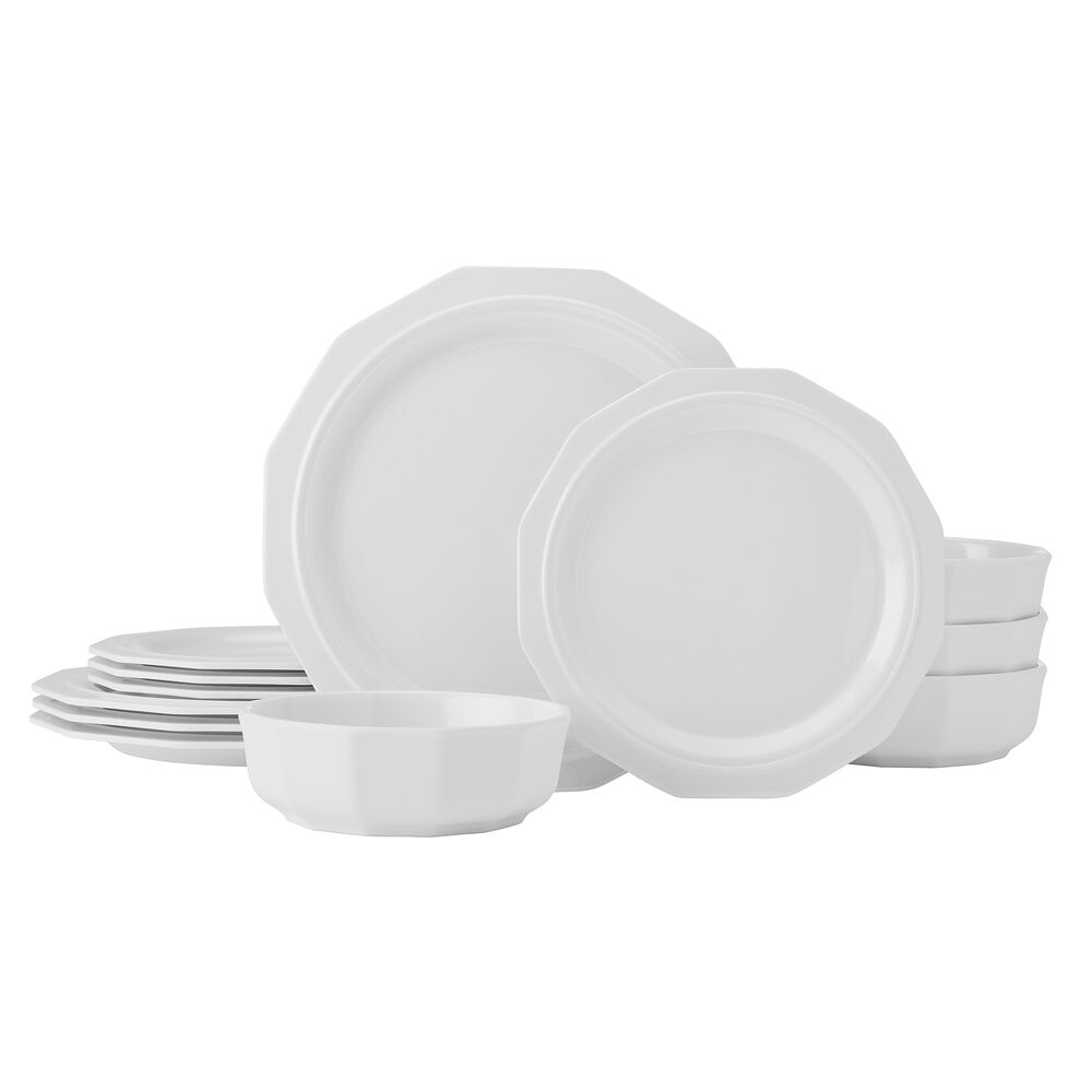 Family enjoying outdoor dinner using durable melamine dinnerware set