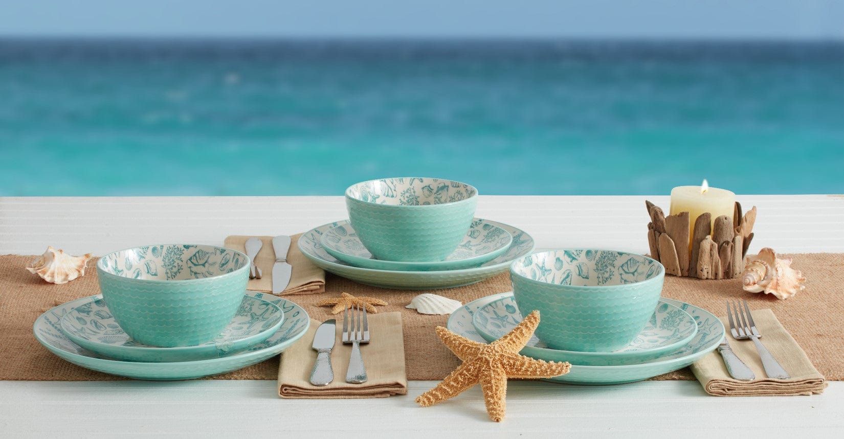 Table setting showcasing the 16-piece dinnerware set service for 4.