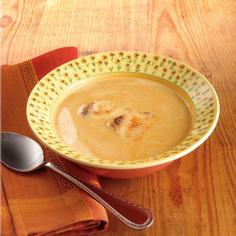 Pistoulet stoneware rim soup bowl showcasing a hearty soup with bread on the rim.