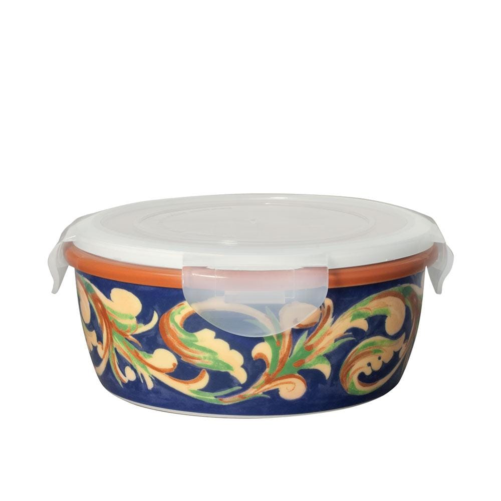 Close-up of the BPA-free plastic lid of the storage bowl, demonstrating its secure locking mechanism.